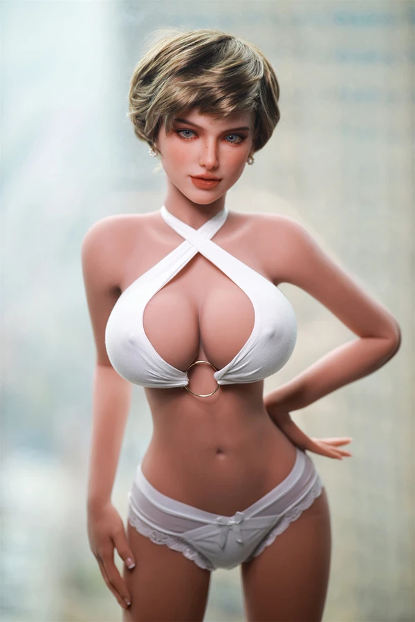 Fire Doll Raelynn Serenity: Eine detaillierte Bewertung der reifen, kurzhaarigen, 158 cm großen weiblichen Sexpuppe mit kostenlosem zweiten Kopf