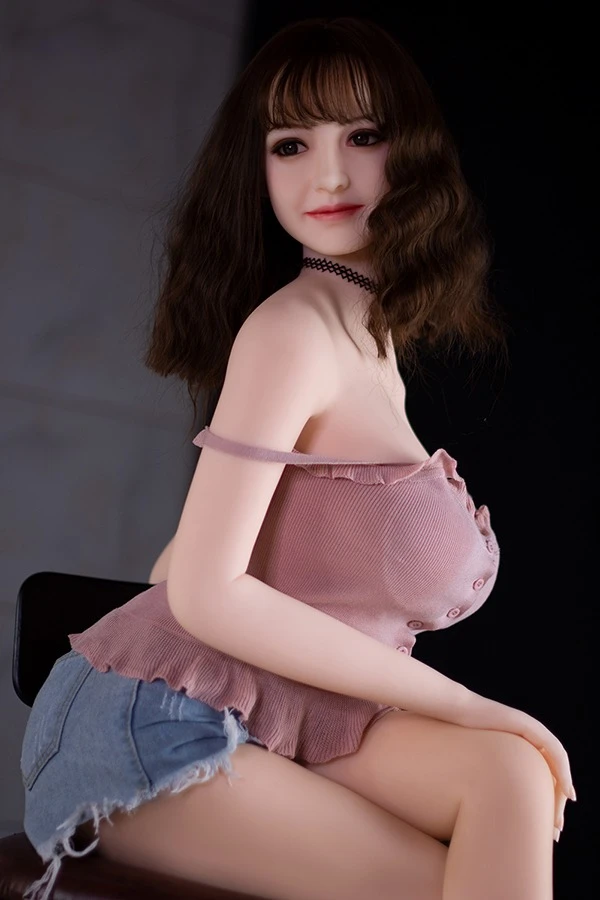 Umfassender Testbericht zur 158 cm großen realistischen Erwachsenenpuppe Alaya mit heller Haut und kurviger Figur