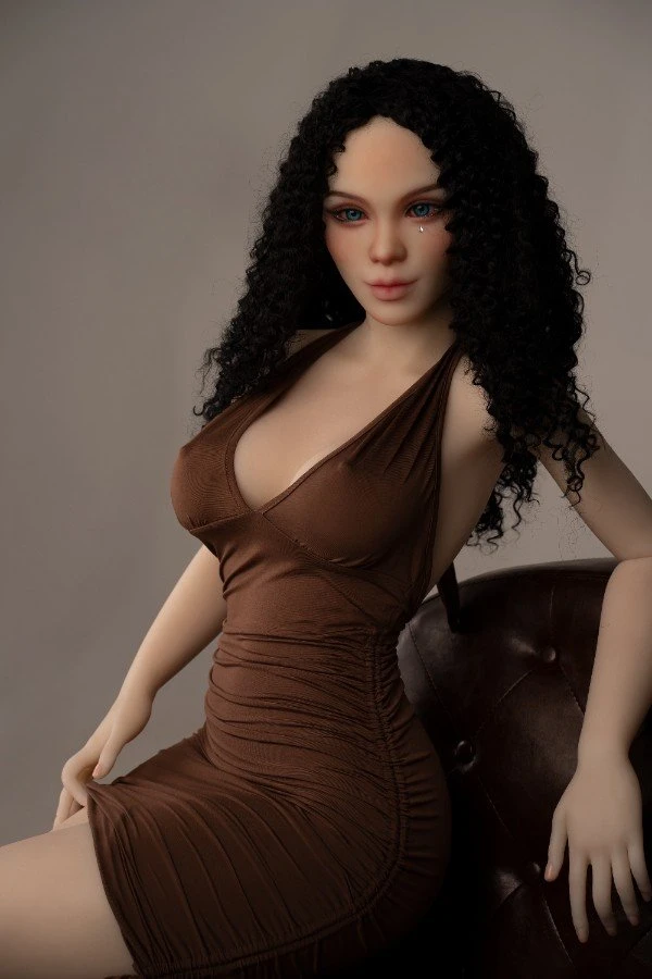 AXB Doll präsentiert Vada – eine atemberaubende 165 cm große realistische Latina-Sexpuppe mit kleinen Brüsten