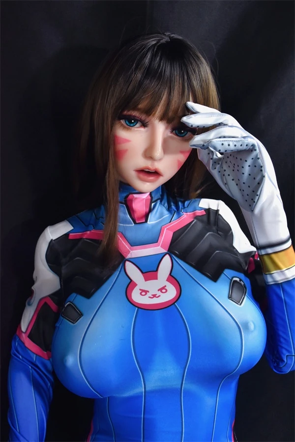 Elsa Babe präsentiert eine realistische Overwatch D.Va Cosplay-Sexpuppe Chloe mit 150 cm