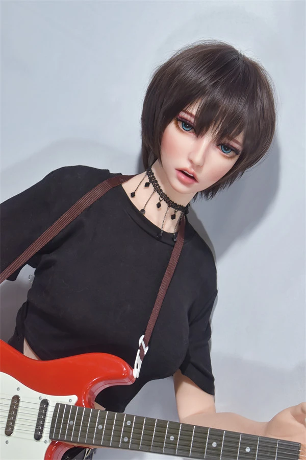 Testbericht der 150 cm großen japanischen Sexpuppe Ellie von Elsa Babe mit Gitarristen-Design