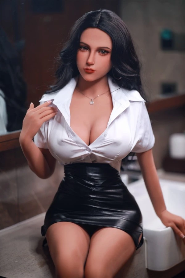 Fire Doll Juniper 156 cm Testbericht: Ein detaillierter Blick auf die sexy Sexpuppe mit reifen, vollbusigen Frauen und kostenloser Option für einen zweiten Kopf