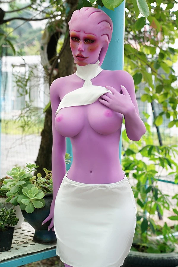Dolls Castle enthüllt die rätselhafte 170 cm große Alien-Sexpuppe Merlay mit lila Haut