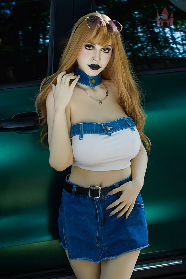 Dolls Castle präsentiert Charlotte – eine 165 cm große, hellhäutige, modische und mollige Sexpuppe