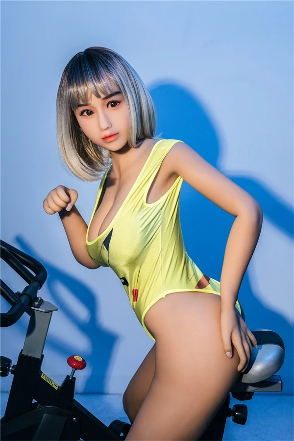 Realistische japanische Sexpuppe Aylin mit kurzen Haaren von Irontech – 160 cm Schönheit