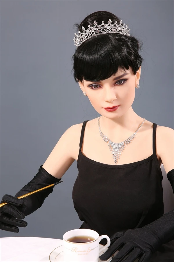Qita Doll präsentiert die realistische, lebensgroße Emelia: Reife, von Audrey Hepburn inspirierte Sexpuppe mit 168 cm