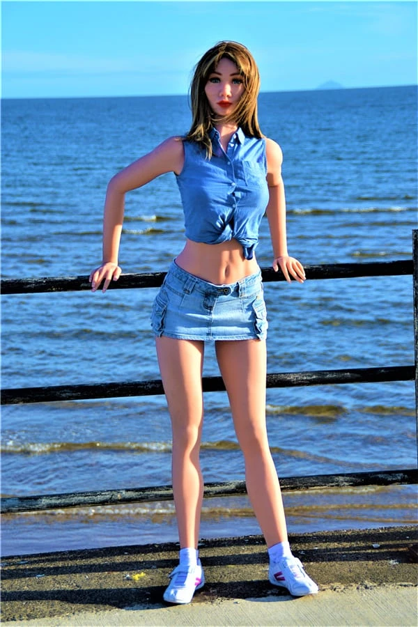 Irontech Doll präsentiert Emily, eine 168 cm große, realistische, blonde und schlanke erwachsene Begleiterin