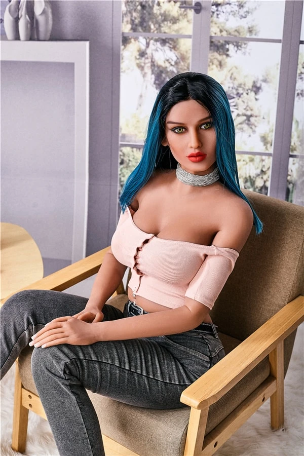Umfassende Rezension der Irontech Doll Amalia, einer 169 cm großen, lebensgroßen Modepuppe mit auffälligem blauen Haar und kurviger Figur