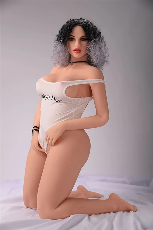 Lebensechte Sexpuppe Savannah mit beeindruckendem kurvigem Design bei 164 cm