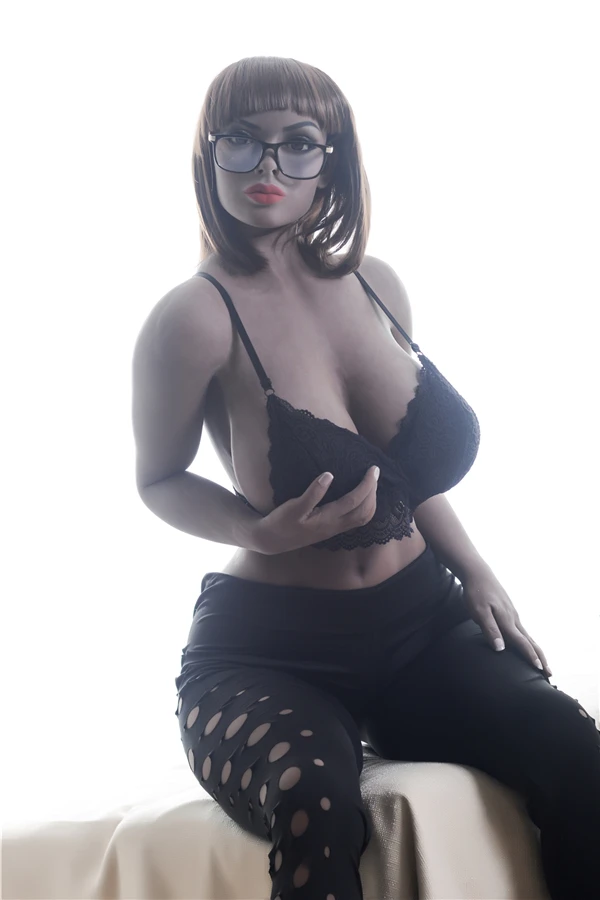 Testbericht zur Irontech Doll Carter 158 cm Premium Sexpuppe mit reifer brauner Haut